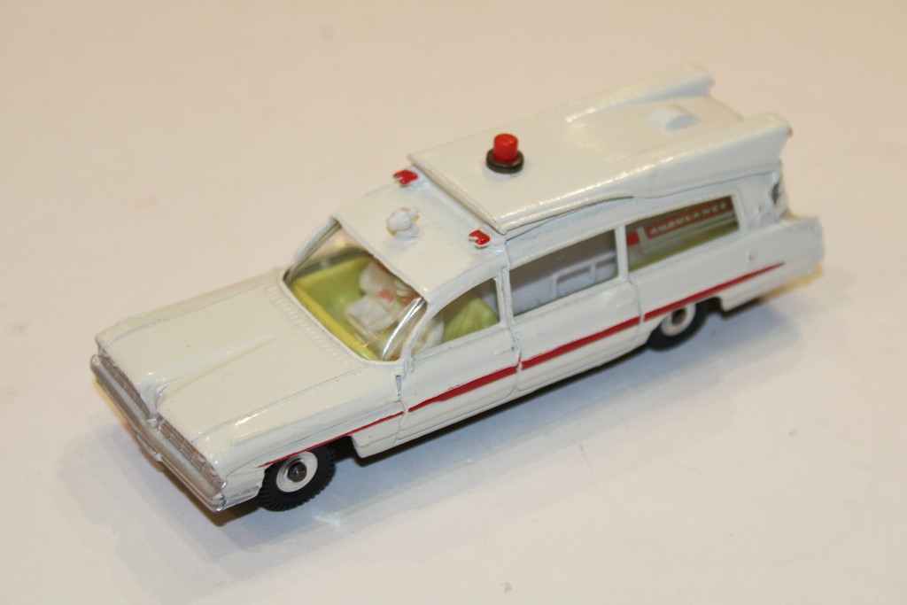 SUPERIOR CRITERION AMBULANCE 1964 DINKY TOYS 1/43°