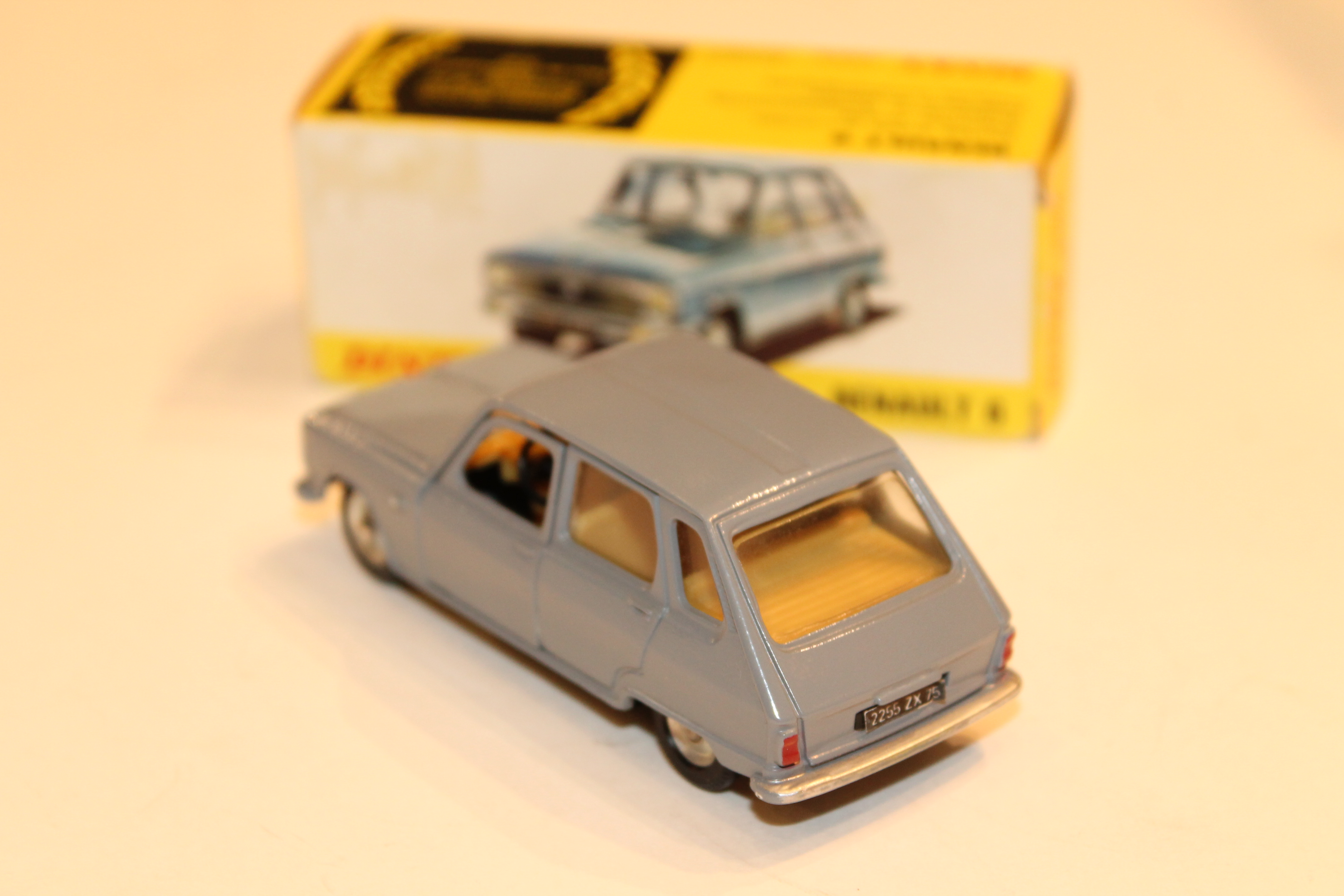 RENAULT 6 GRISE DINKY TOYS 1/43°