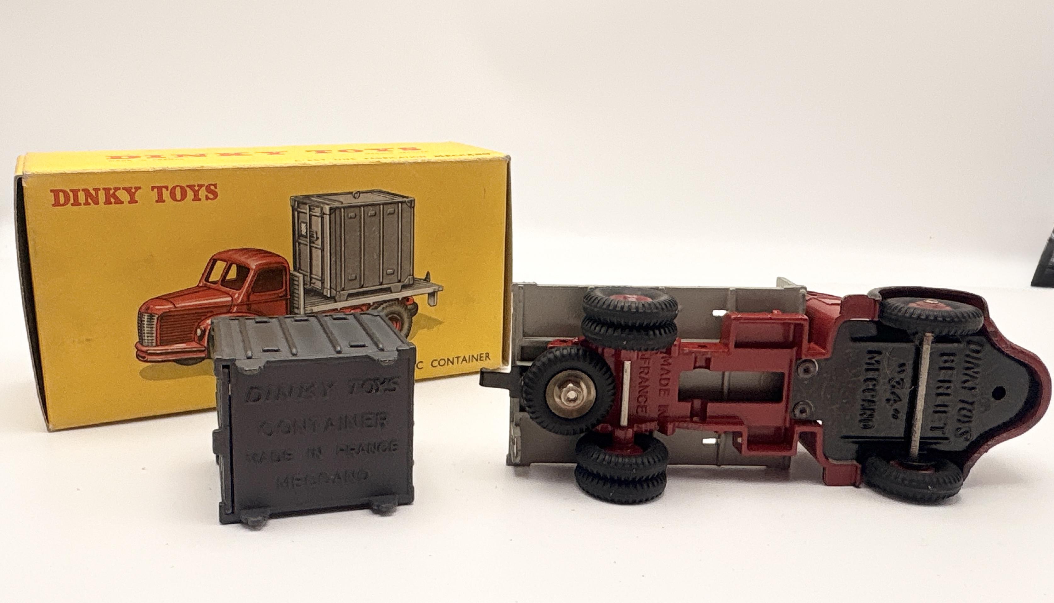 PLATEAU BERLIET AVEC CONTAINER DINKY TOYS 1/43