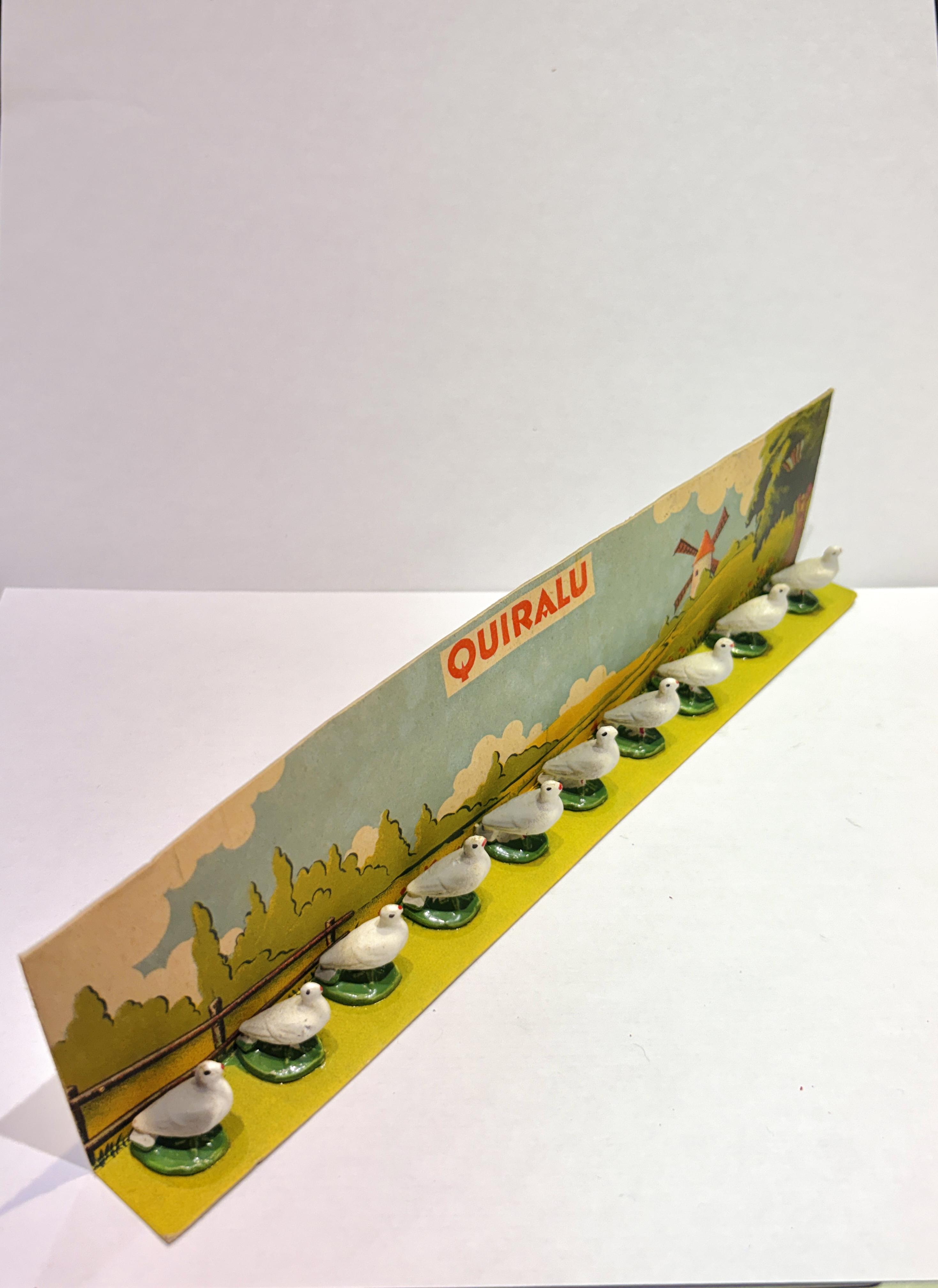 10 FIGURINES DE PIGEONS SUR PRESENTOIR QUIRALU