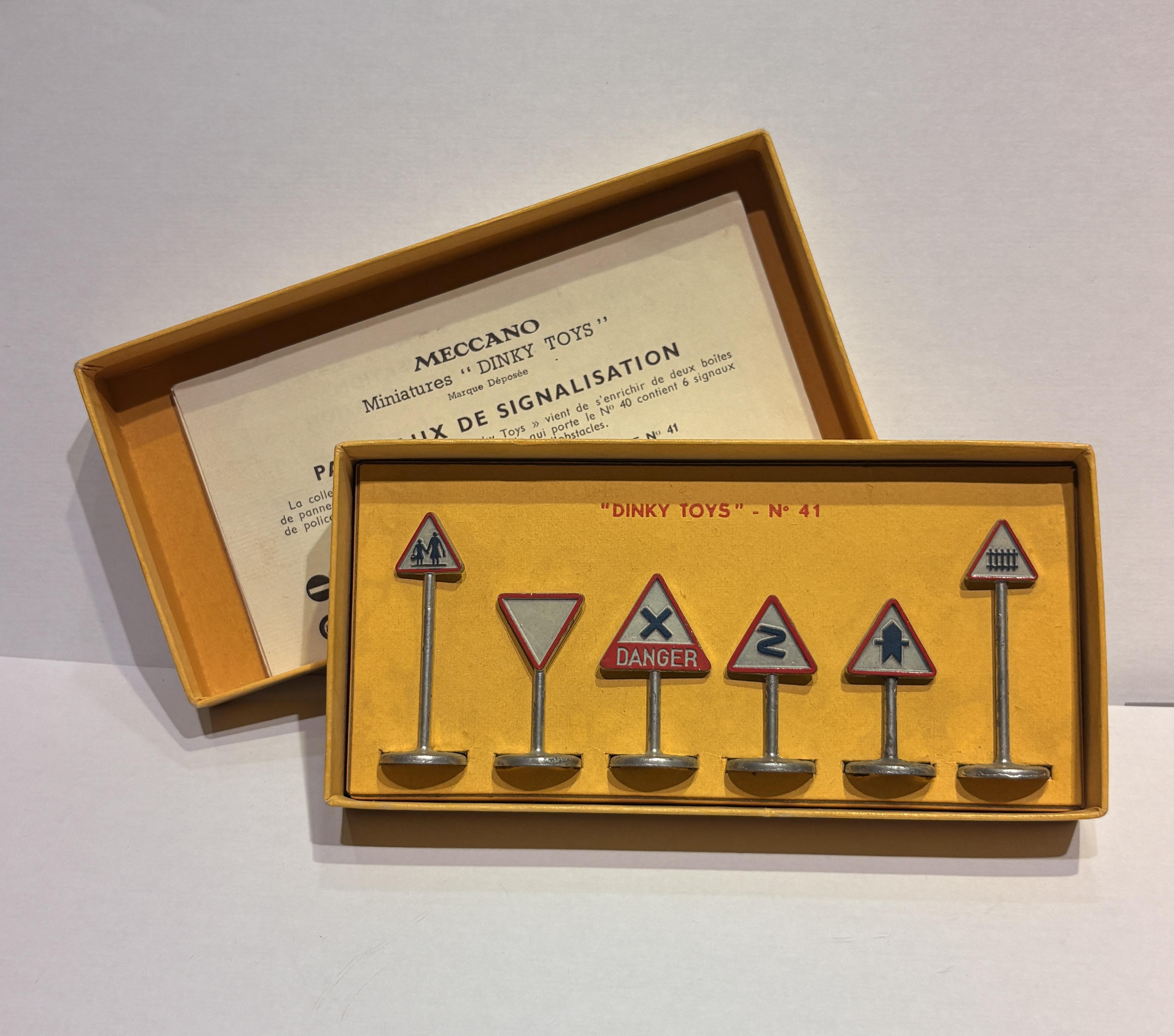 PANNEAUX DE SIGNALISATION ROUTE  DINKY TOYS 1/43