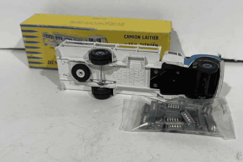 CAMION LAITIER 55 CITROEN DINKY TOYS 1/43