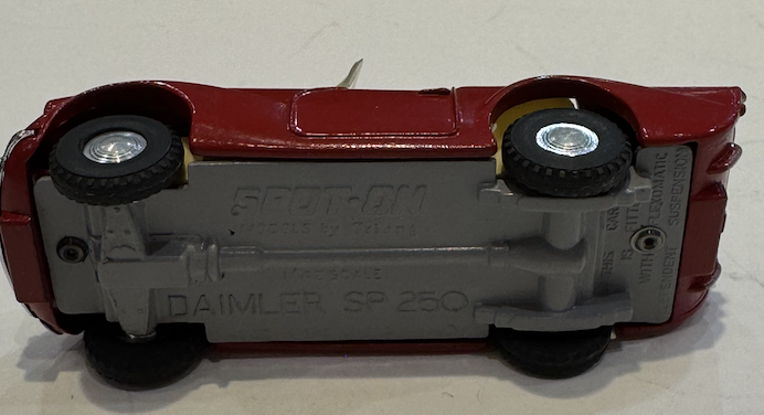 DAIMLER SP 250 ROUGE SPOT-ON 1/43