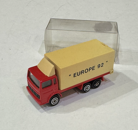 RENAULT CAMION "EUROPE 92" MAJORETTE 1/66