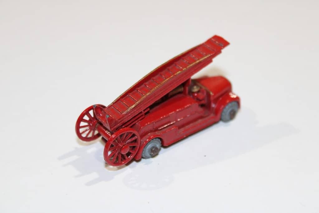 LESNEY CAMION DE POMPIER N° 9 - MATCHBOX 1/64