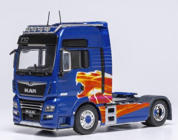 MAN TGX XXL 2020 Bleu avec déco rouge/orange IXO 1/43