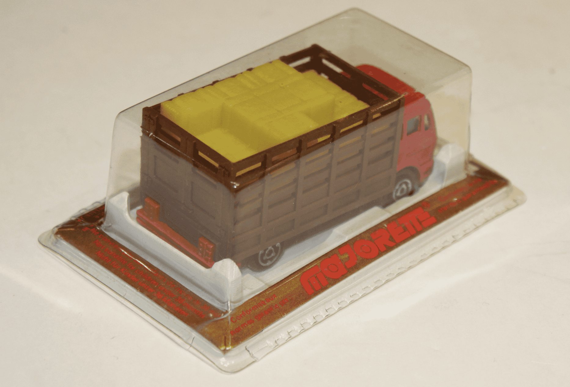 CAMION MERCEDES ROUGE MAJORETTE 1/64