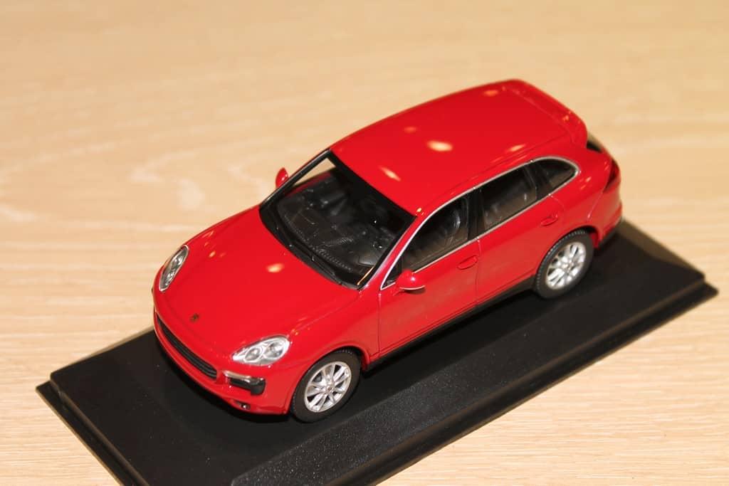 PORSCHE CAYENNE 2014 ROUGE MAXICHAMPS 1/43°