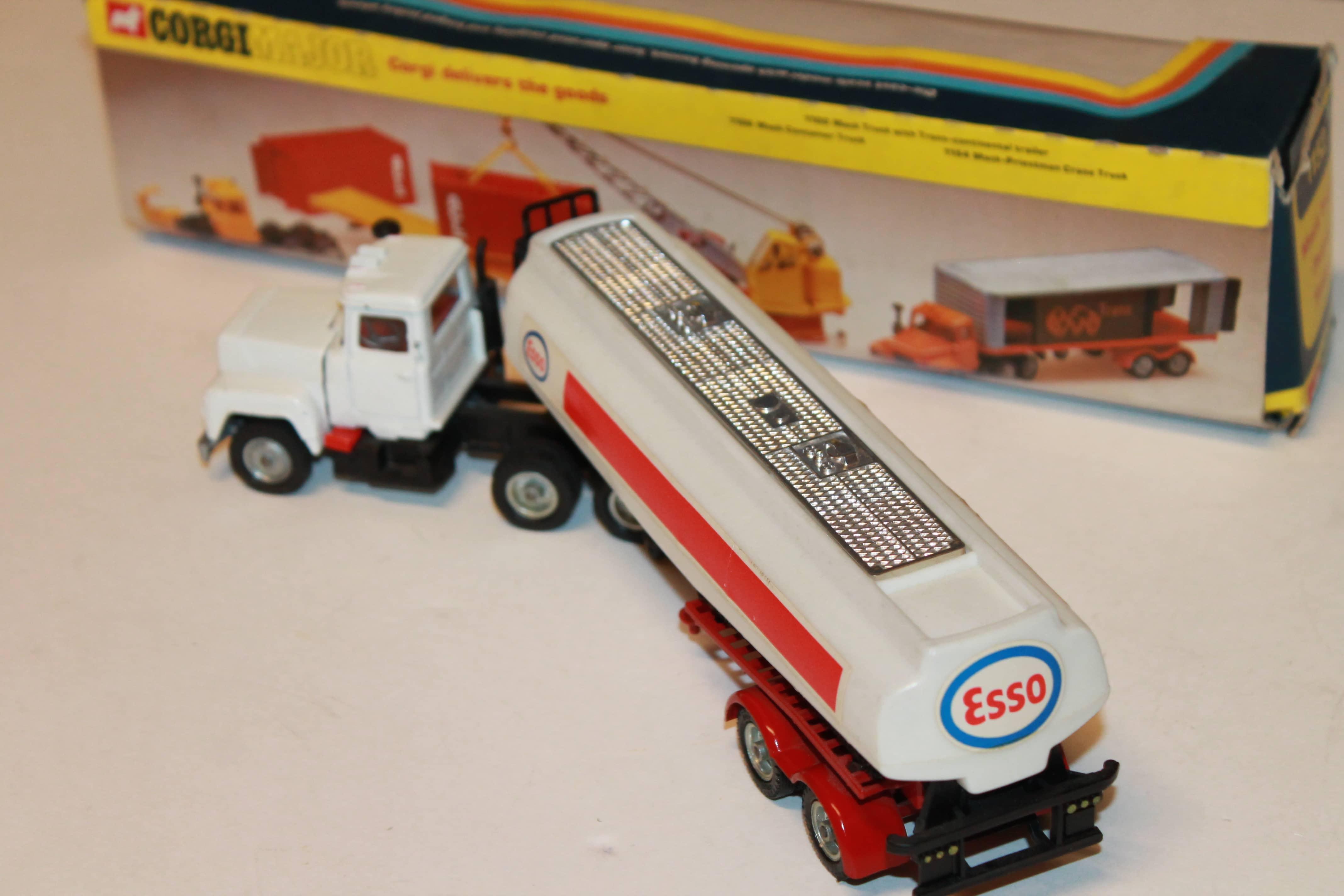 MACK TRUCK PETROL ESSO TANKER CORGI 1/50°