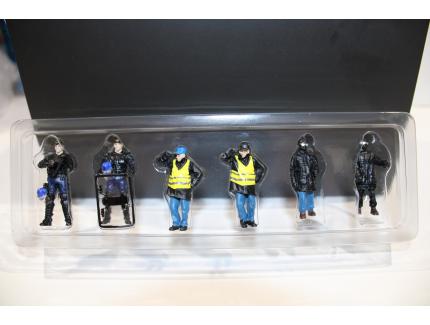 SET DE 6 FIGURINES : GENDARMES ET MANIFESTANTS PERFEX 1/43°