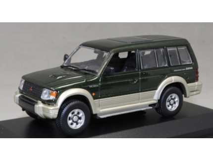 Mitsubishi Pajero LWB in Dark vert Metallic 1991 Maxichamps 1/43