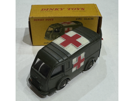 RENAULT CARRIER MILITARY AMBULANCE WITH ICE CREAM DINKY TOYS 1/43°