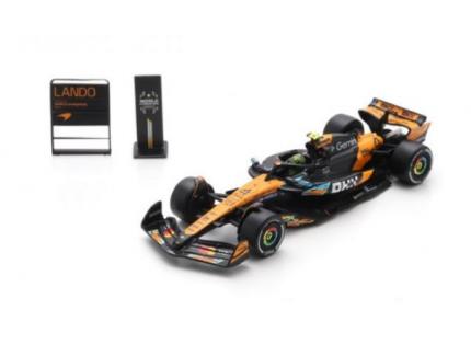 MCLAREN MCL39 N°4 3ème GP Abu Dhabi 2025 Lando Norris Champion du Monde des Pilotes F1 2025 avec pit board SPARK 1/64