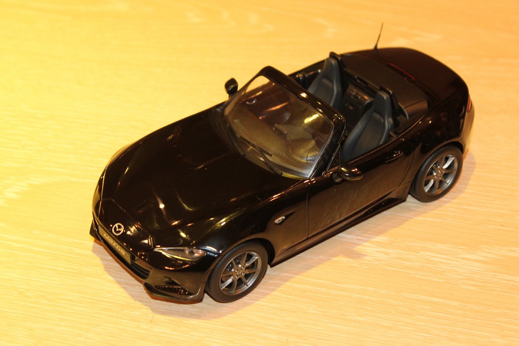 Modellautocenter Mazda MX-5 Cabrio 2015 schwarz Modellauto 1:18 Triple9,  67,95 €