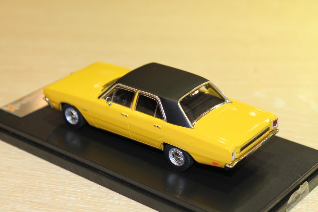 DODGE DART GRAN SEDAN 1976 JAUNE PREMIUMX 1/43°