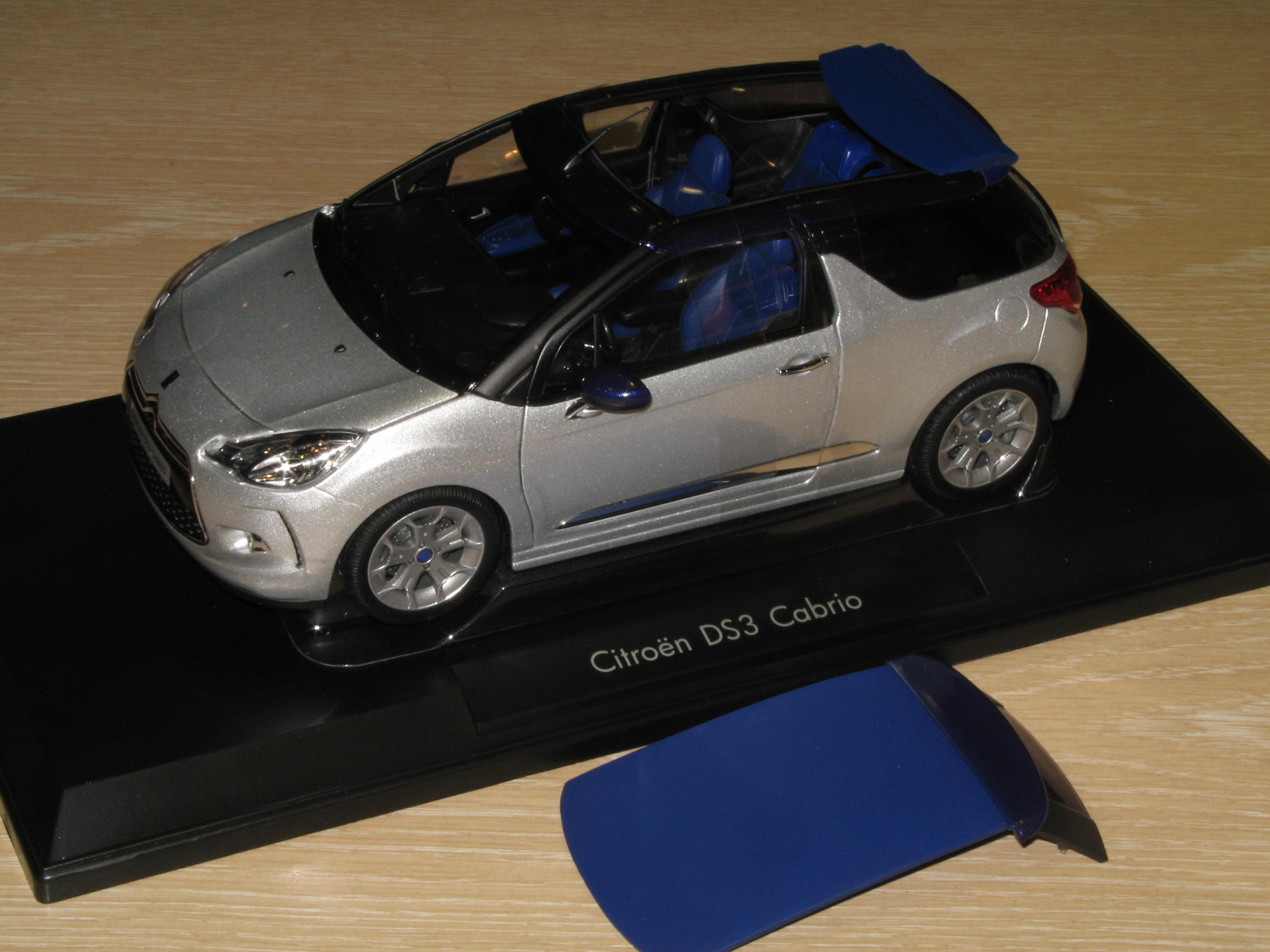 CITROEN DS 3 cabriolet gris argent avec accessoires interchangeables -  Référence 181548 fabriquée par NOREV