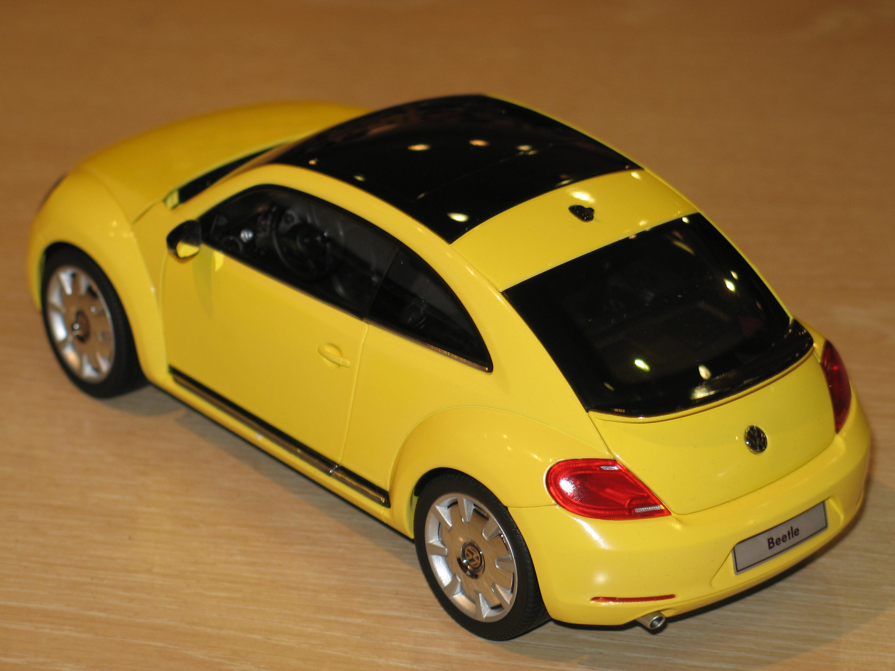 VOLKSWAGEN BEETLE COUPE JAUNE 2012 KYOSHO 1/18°