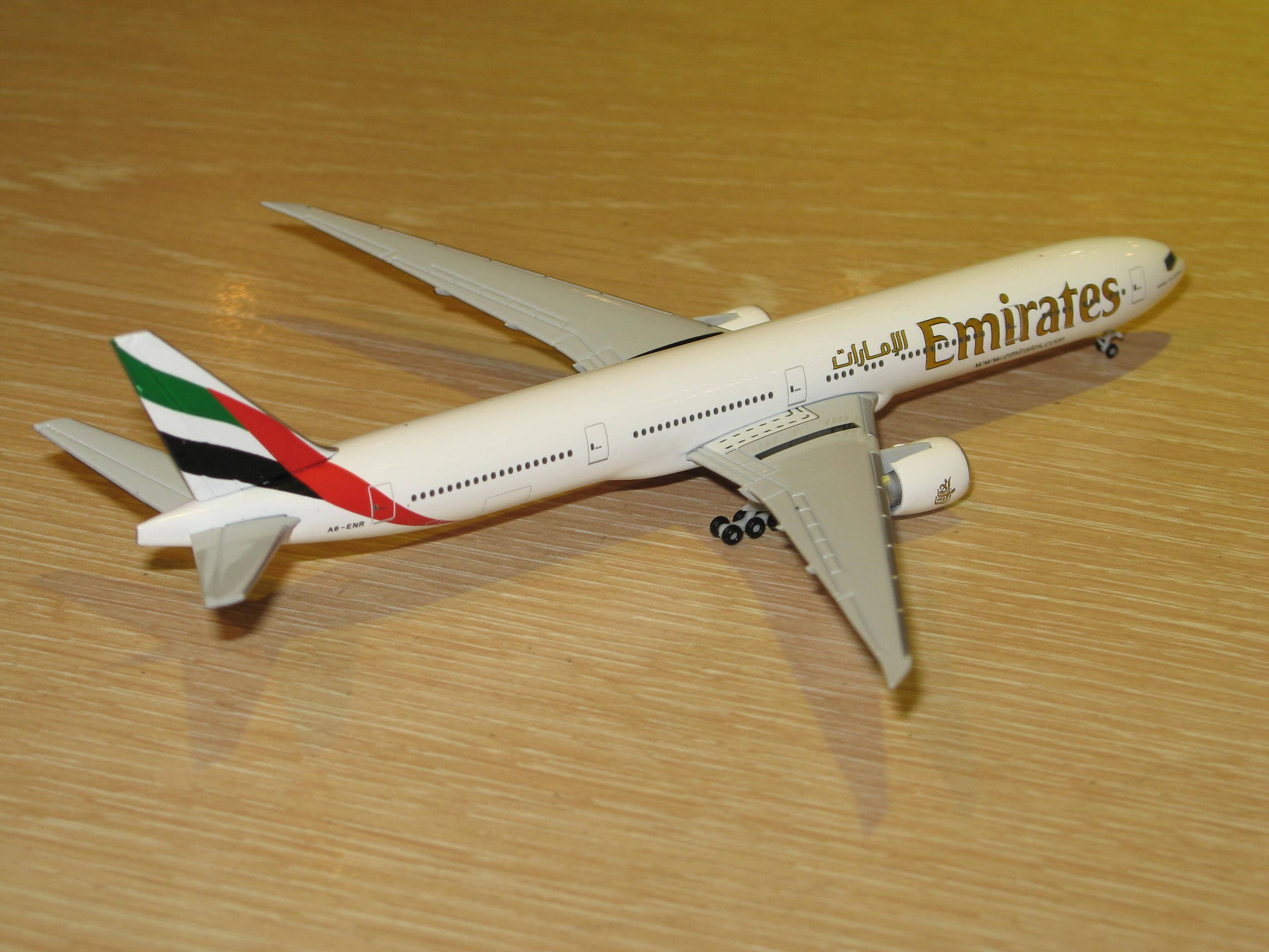Boeing 777- 300ER Emirates new colors 537674 - HERPA - 1/500