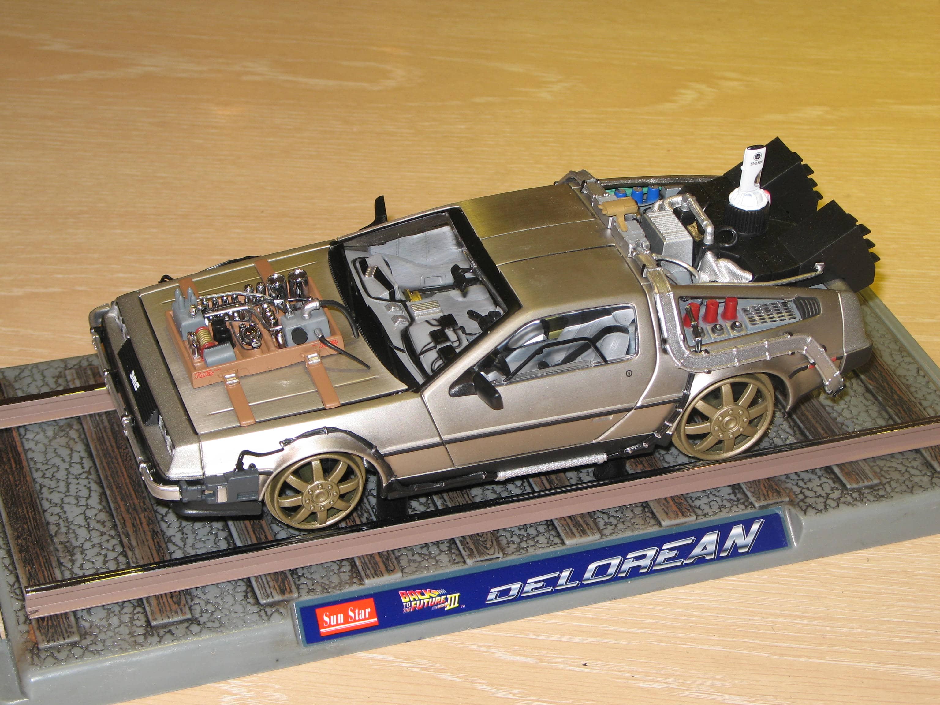 DE LOREAN BACK TO THE FUTURE PART III SUN STAR 1/18°