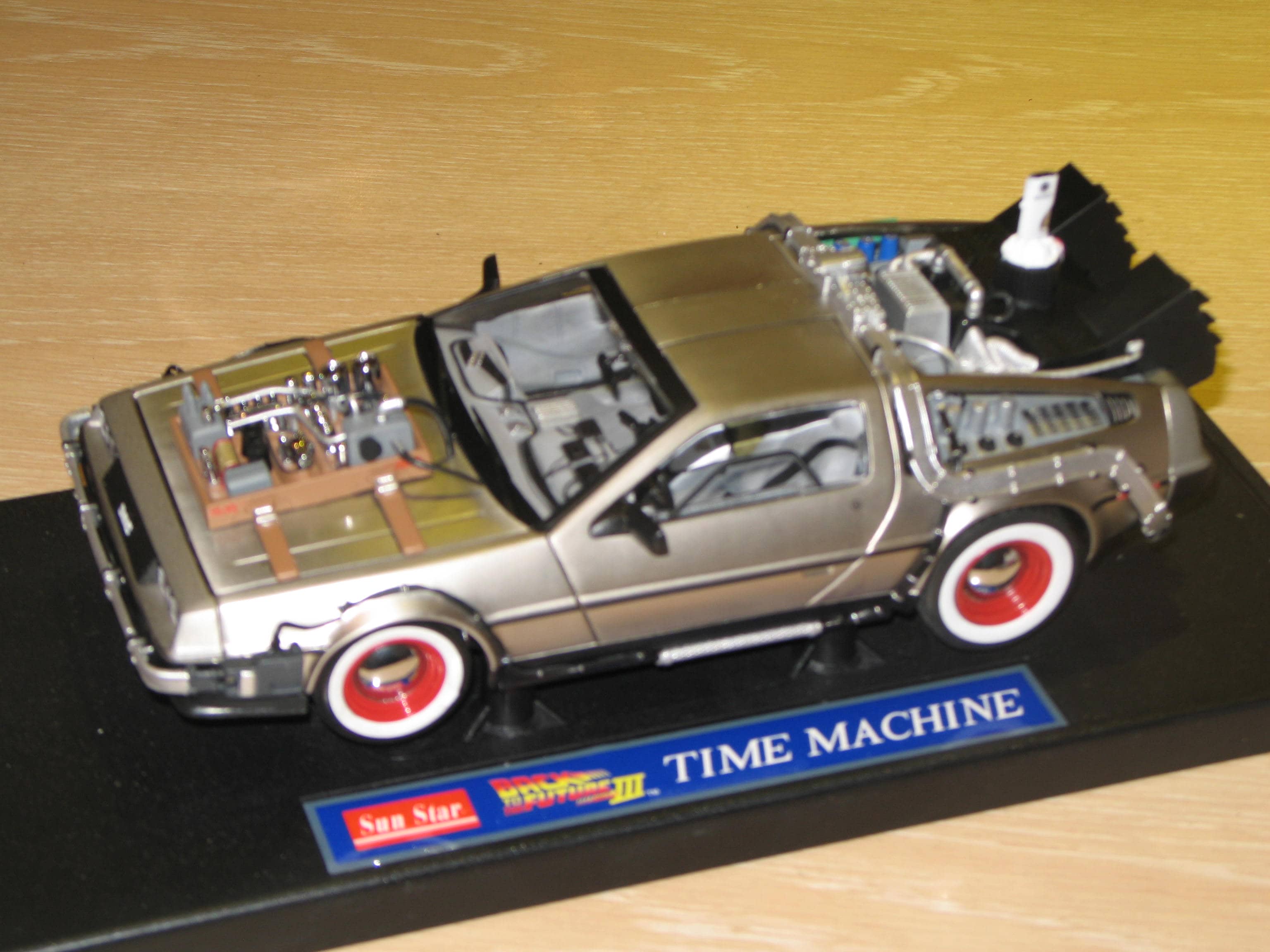 DE LOREAN BACK TO THE FUTURE PART III SUN STAR 1/18°