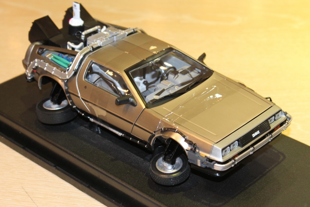 DMC DELOREAN RETOUR VERS LE FUTUR II SUNSTAR 1/18°