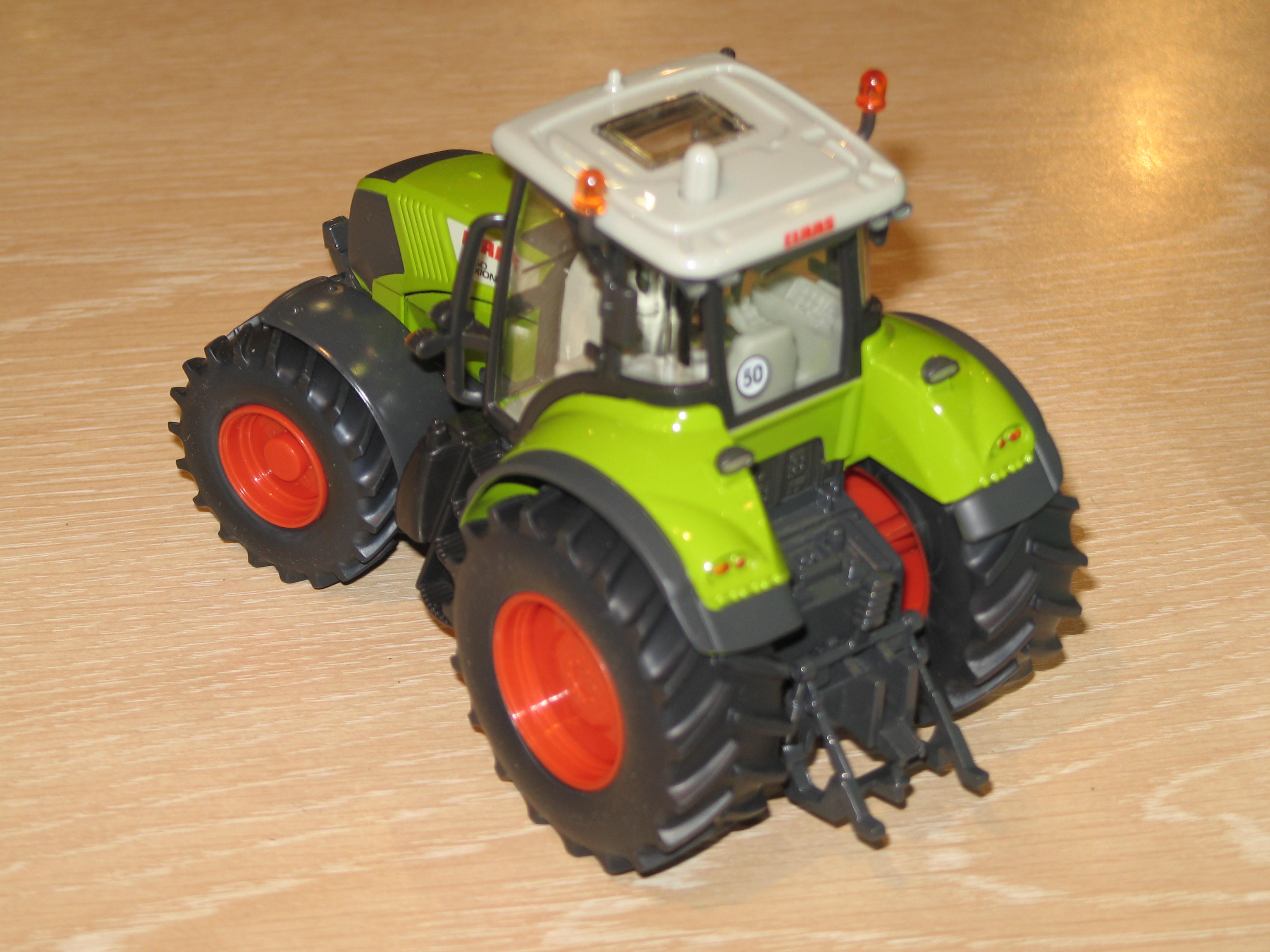 Tracteur télécommandé Claas Axion 850 Siku