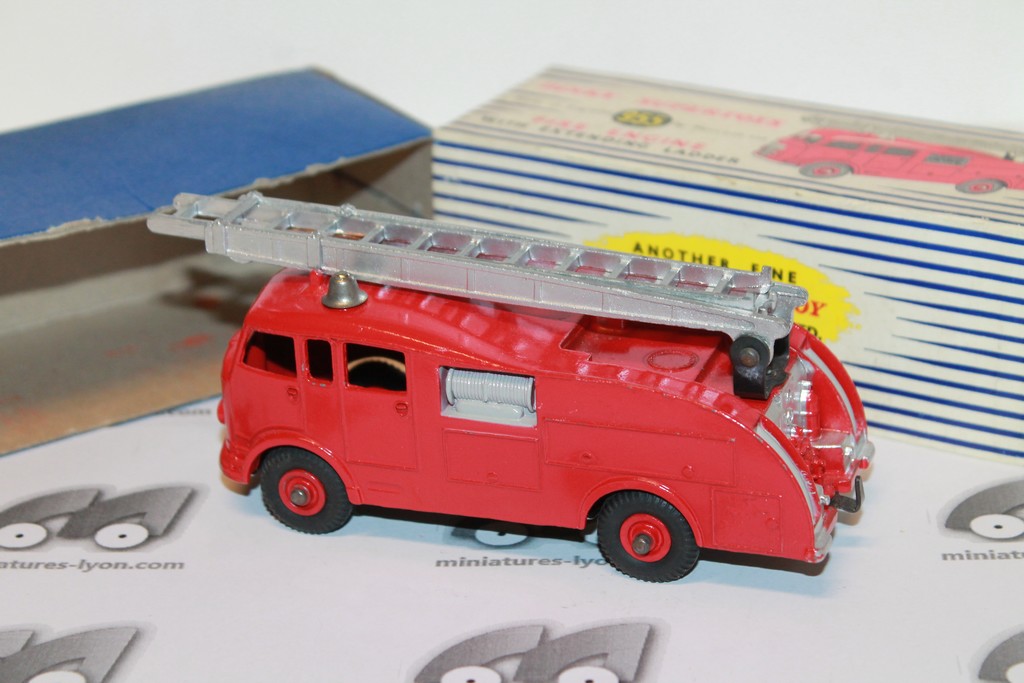 FIRE ENGINE WITH EXTENDING LADDER DINKY TOYS 1/43°