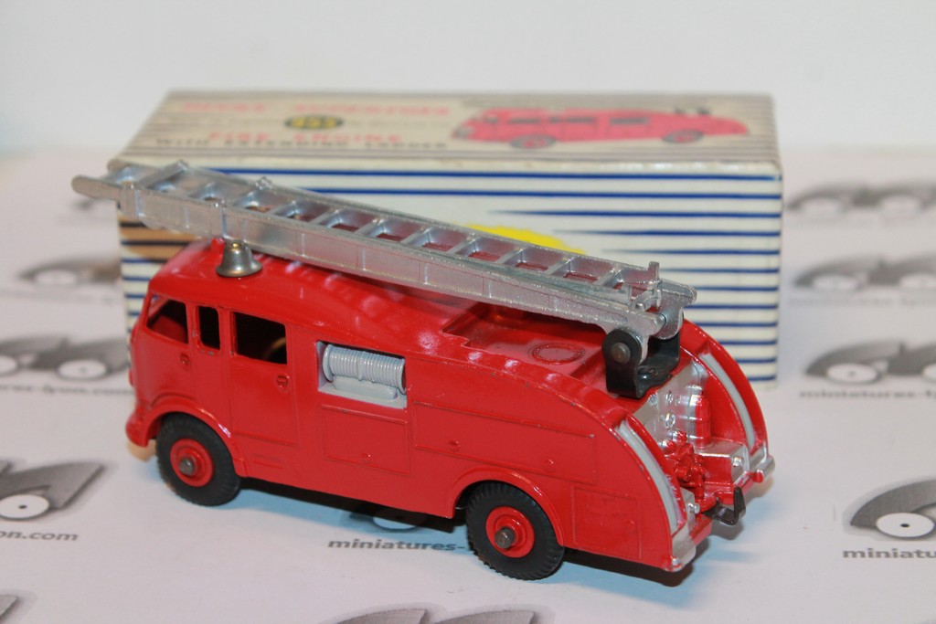 FIRE ENGINE WITH EXTENDING LADDER DINKY TOYS 1/43°