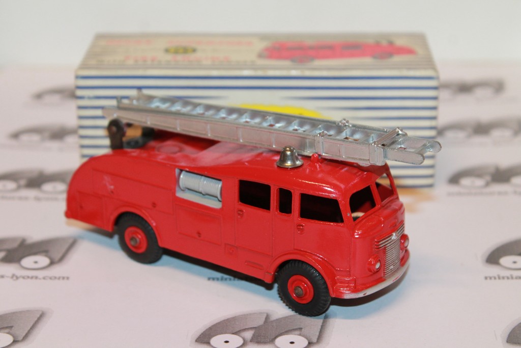 FIRE ENGINE WITH EXTENDING LADDER DINKY TOYS 1/43°