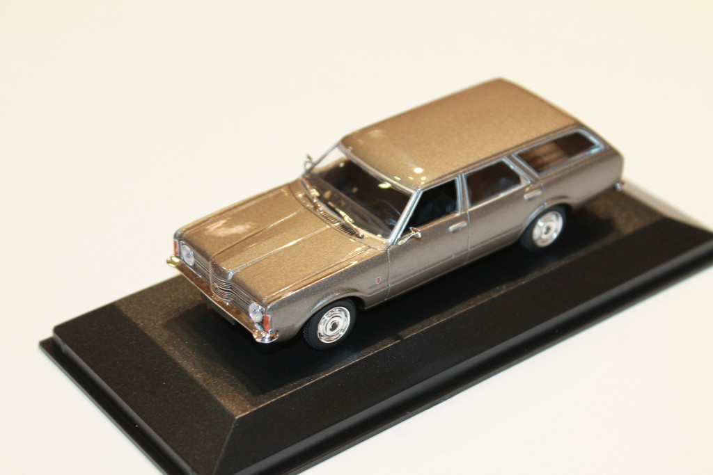 FORD TAUNUS TURNIER 1970 GRISE MINICHAMPS 1/43°