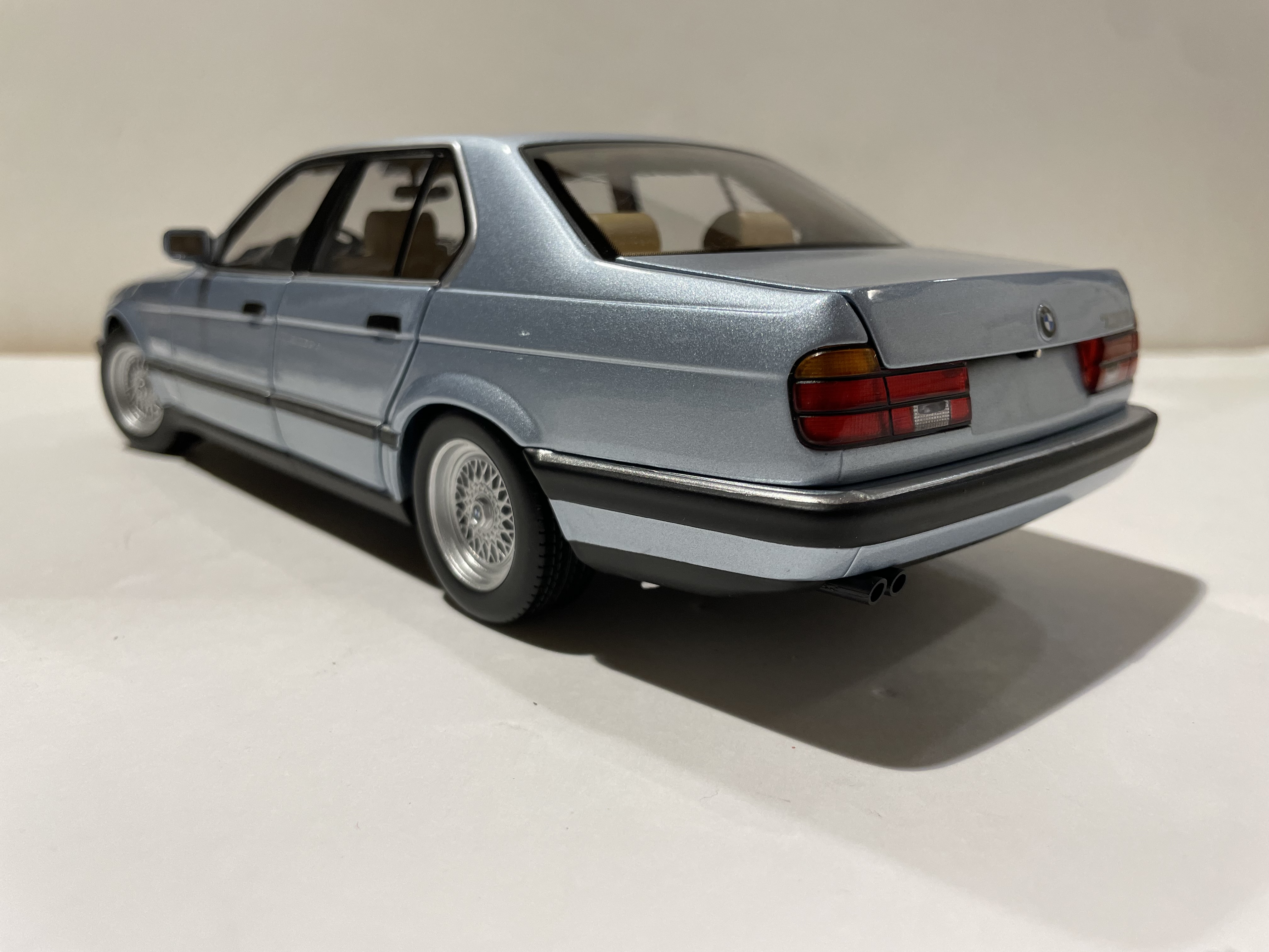 BMW 730I (E32) 1986 BLEU CALIRE METALLIC MINICHAMPS 1/18