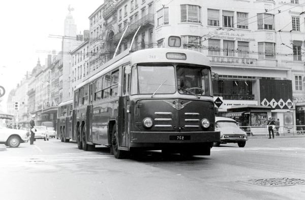 BERLIET VETRA VA3 B2 LIGNE 7 MINIATURES LYON 1/43