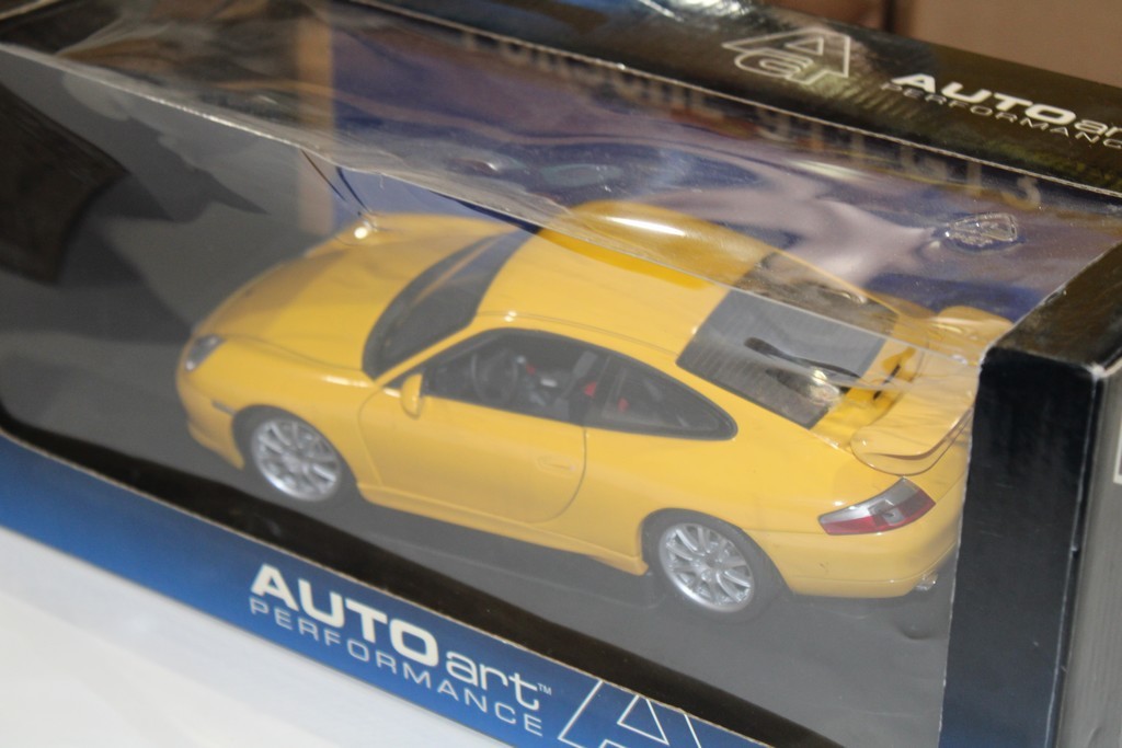 PORSCHE 911996 GT3 JAUNE AUTO ART 1/18°
