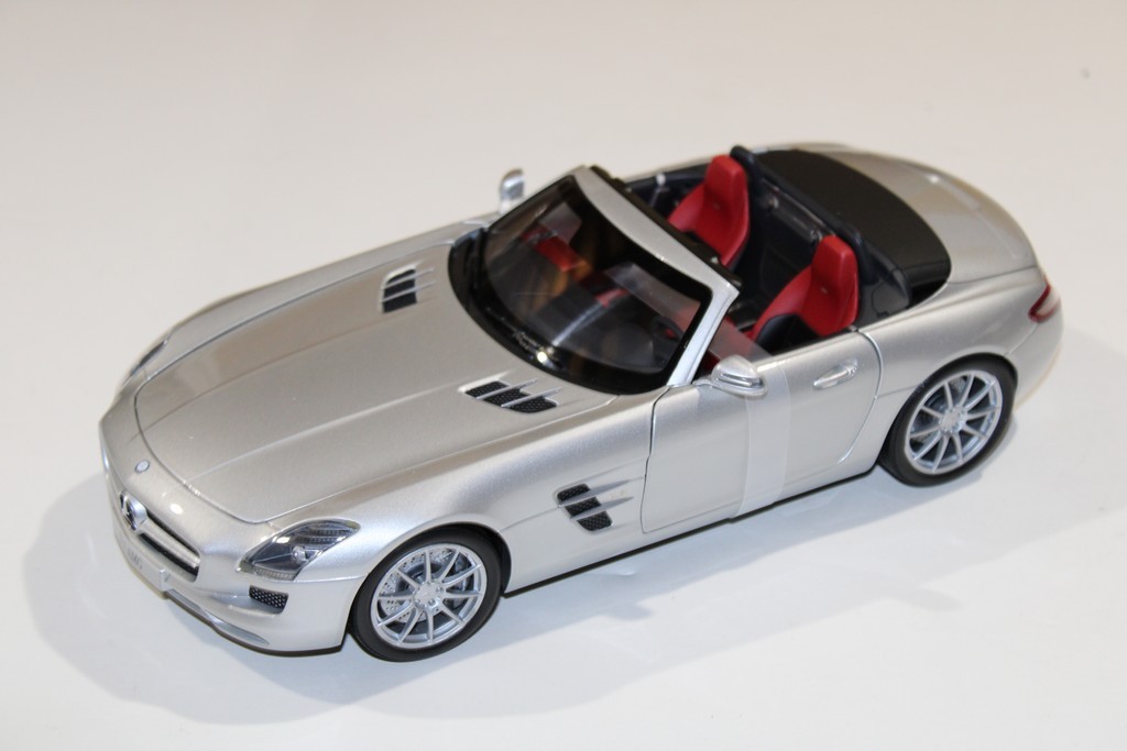 MERCEDES BENZ SLS AMG ROADSTER GRIS MINICHAMPS 1/18°