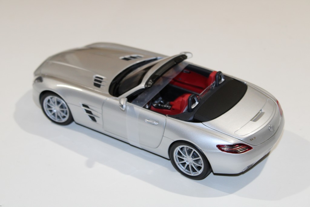 MERCEDES BENZ SLS AMG ROADSTER GRIS MINICHAMPS 1/18°