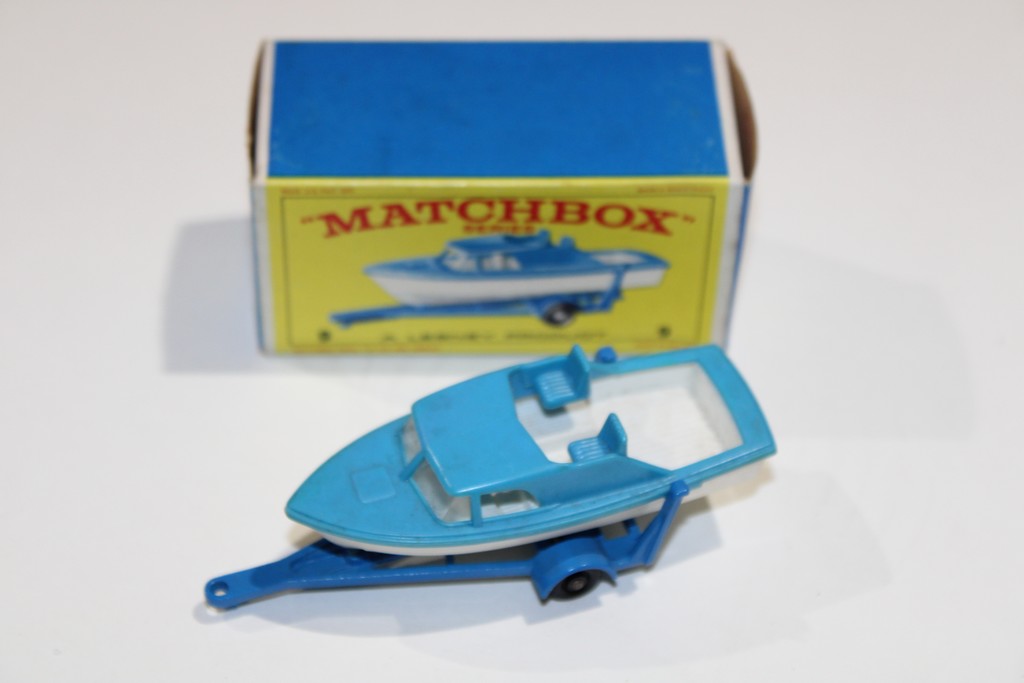 CABIN CRUISER AND TRAILER -MATCHBOX 1/64