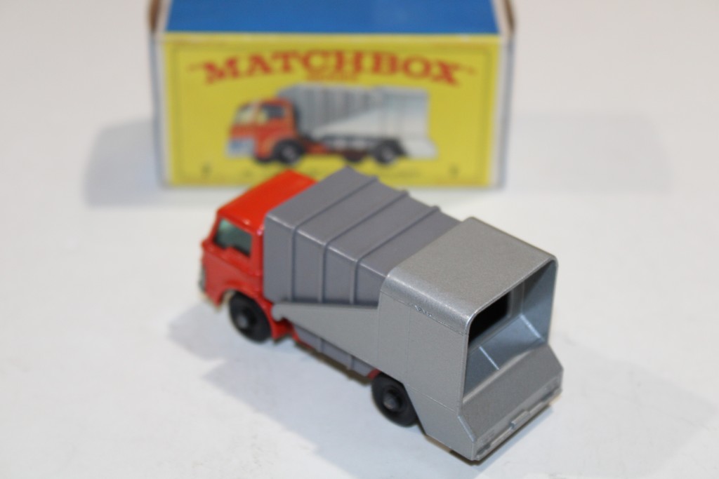 REFUSE TRUCK MATCHBOX 1 64