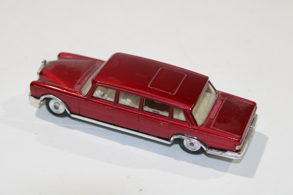 MERCEDES 600 PULLMAN ROUGE CORGI 1/43°
