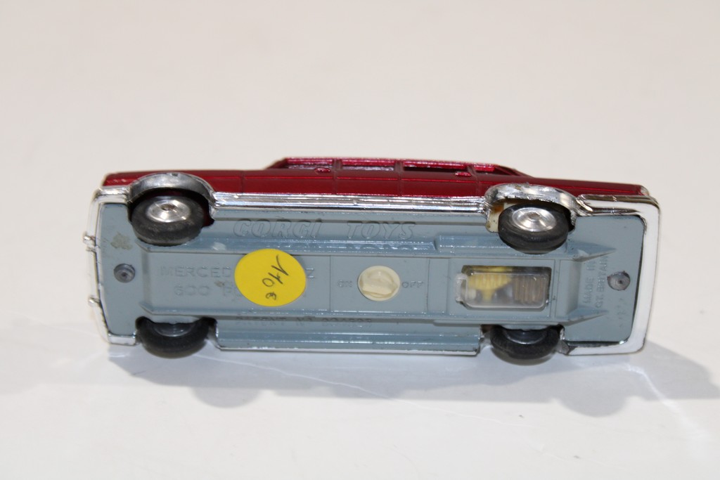 MERCEDES 600 PULLMAN ROUGE CORGI 1/43°