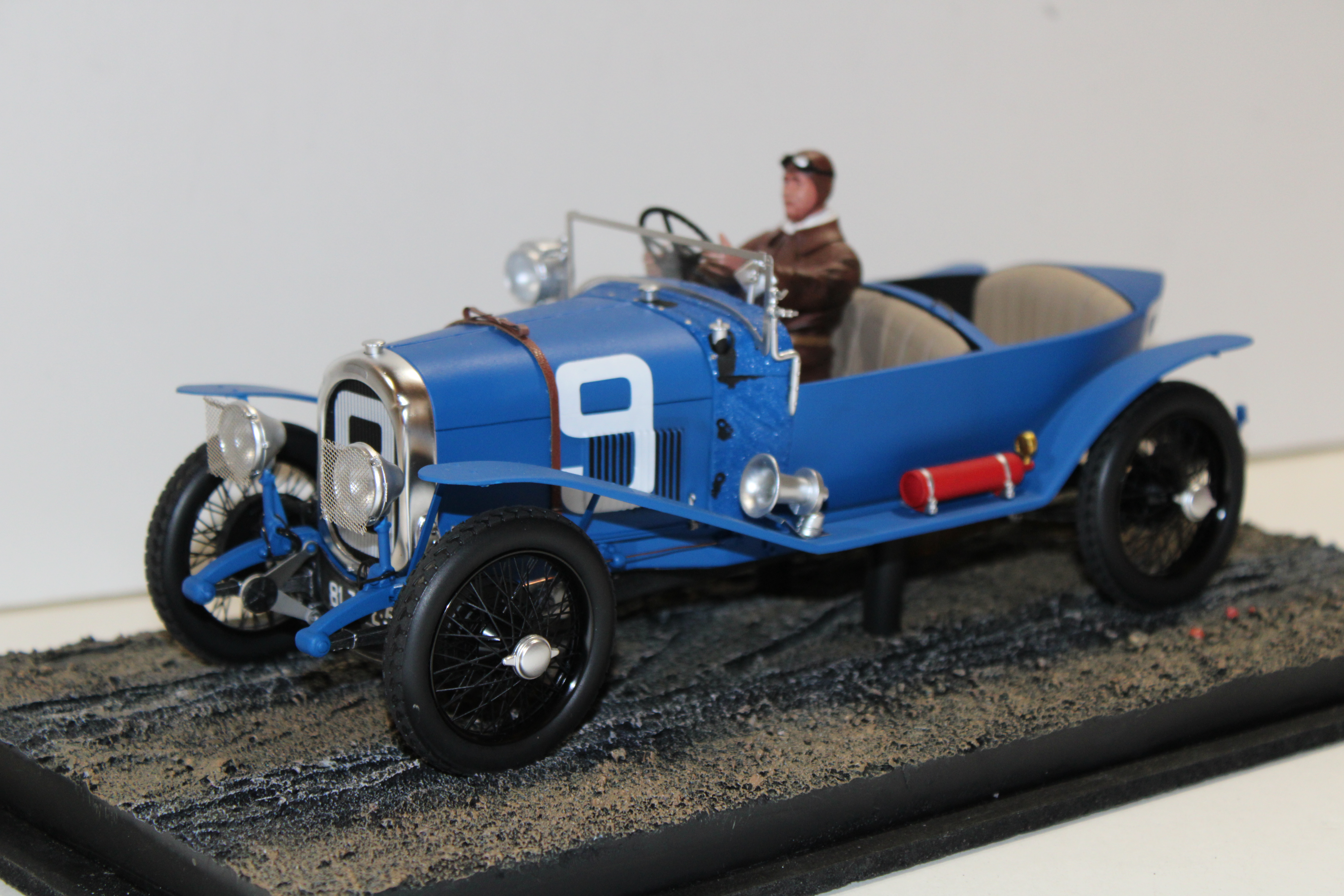 CHENARD & WALCKER 9 ANDRE LAGACHE / RENE LEONARD 24H DU MANS 1923 1ER AVEC FIGURINE - LE MANS MINIATURES 1/18