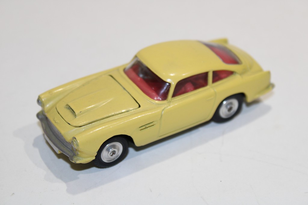 ASTON MARTIN DB4 JAUNE CORGI 1/43°