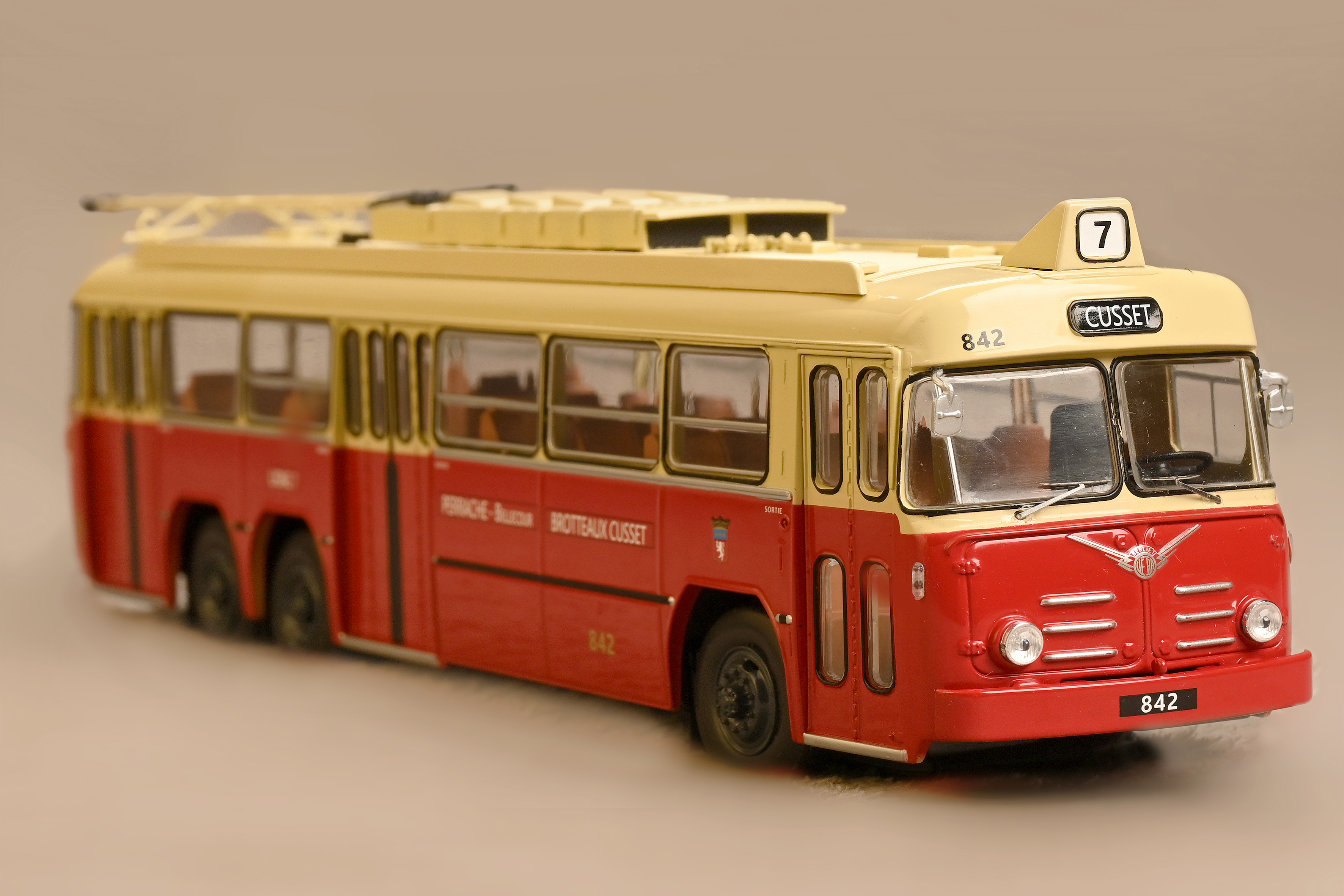 BERLIET VETRA VA3 B2 LIGNE 7 MINIATURES LYON 1/43