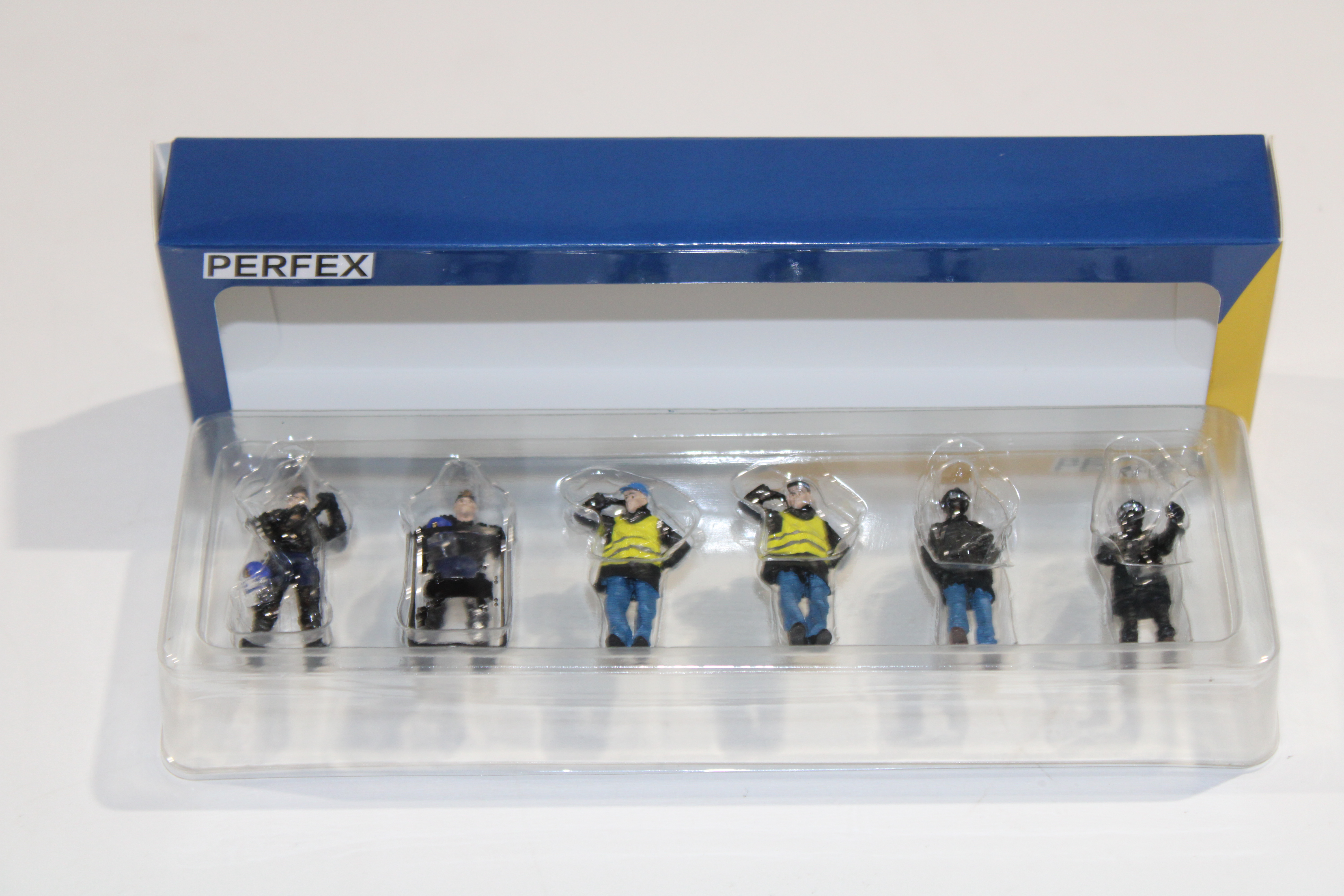 SET DE 6 FIGURINES : GENDARMES ET MANIFESTANTS PERFEX 1/43°