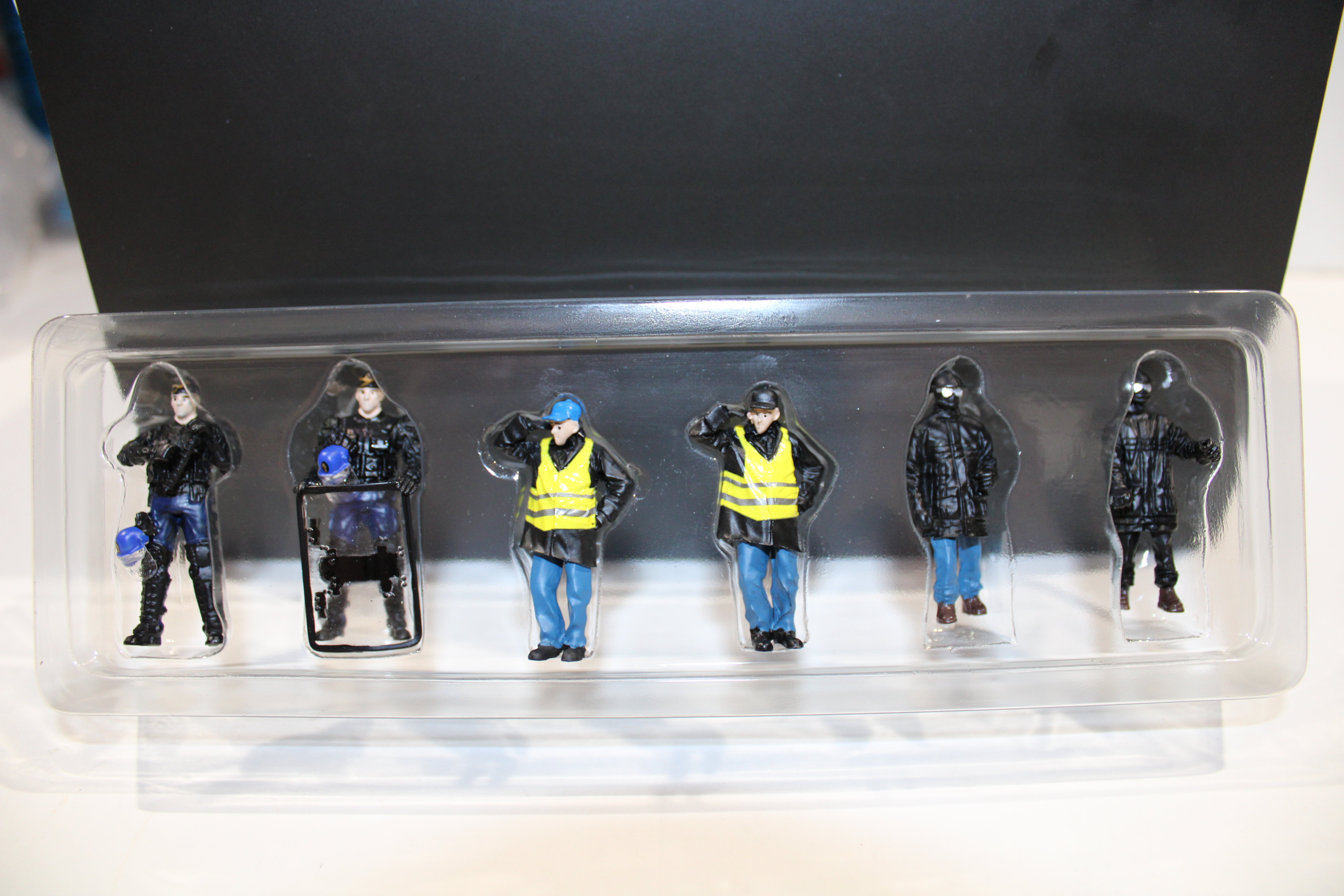 SET DE 6 FIGURINES : GENDARMES ET MANIFESTANTS PERFEX 1/43°