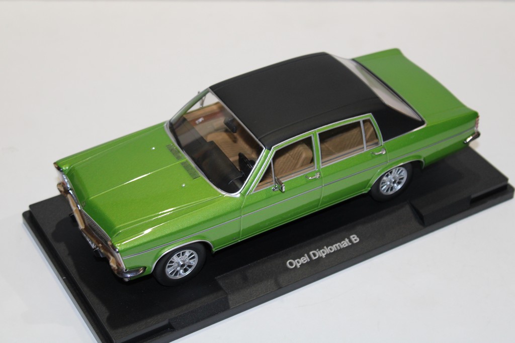 OPEL DIPLOMAT B VERT MODELCAR 1/18°