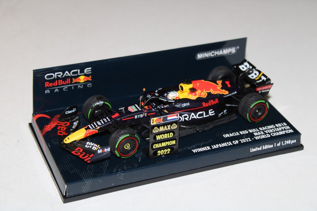 ORACLE RED BULL RACING RB18 MAX VERSTAPPEN VAINQUEUR GP DU JAPON CHAMPION DU MONDE MINICHAMPS 1/43°