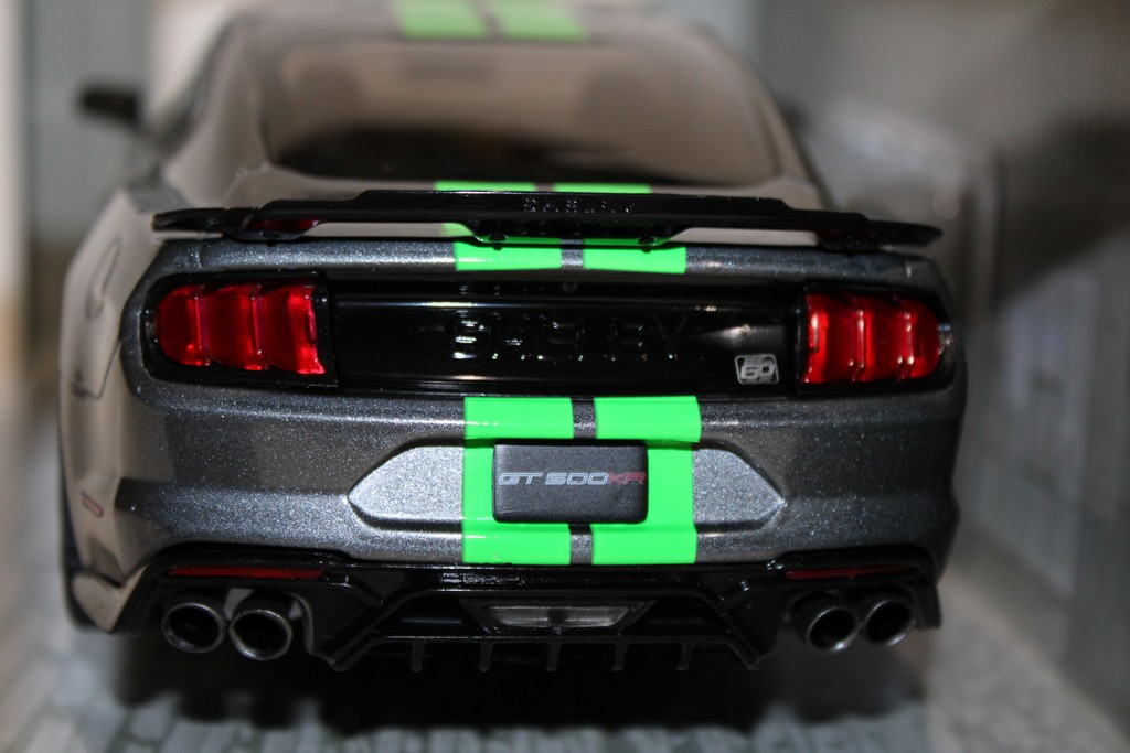 FORD MUSTANG GT500 – CARBONIZED GREY / NEON GREEN STRIPES 2020 - SOLIDO 1/18