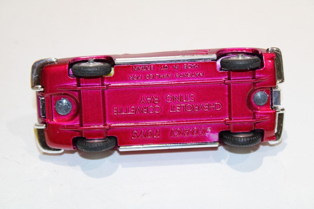 CHEVROLET CORVETTE STING RAY FUSHIA 1965 CORGI 1/43°