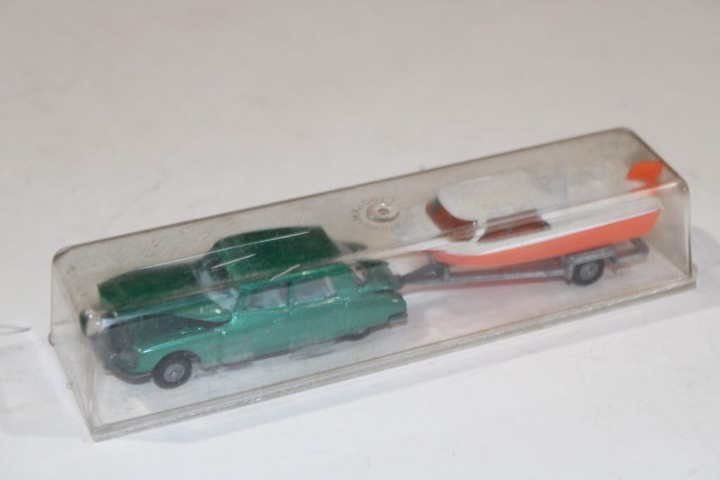 CITROEN DS 21 VERT AVEC BATEAU ORANGE/BLANC MAJORETTE 1/64°