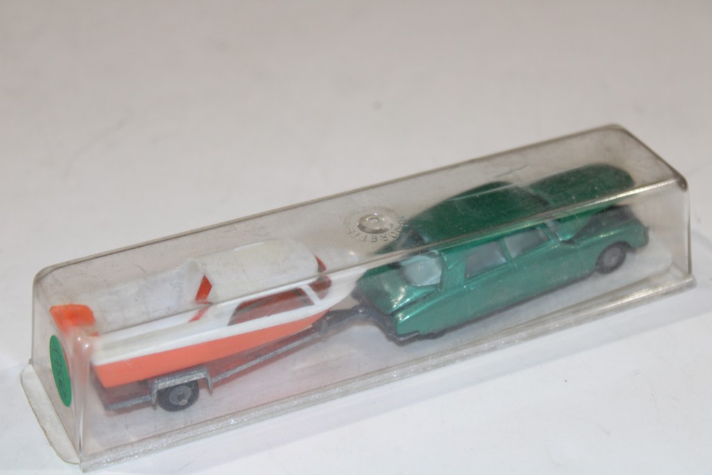 CITROEN DS 21 VERT AVEC BATEAU ORANGE/BLANC MAJORETTE 1/64°